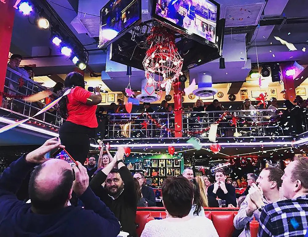 Time Capsule Tuesday Review: Ellen’s Stardust Diner provides wonderful entertainment but lackluster&nbsp;food